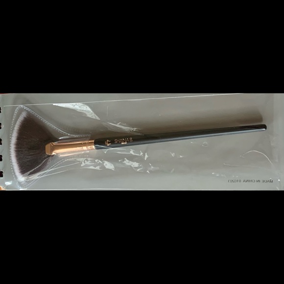 Shainab Miami Highlighter Brush *ADD ON ITEM ONLY* - Picture 1 of 2